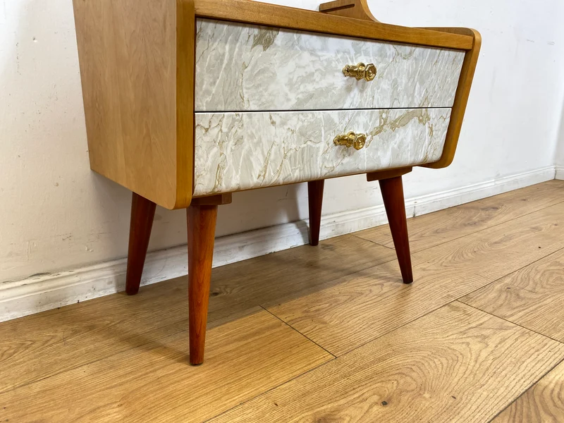 WMK I 1/2 Formschöner heller Mid-Century Nachttisch mit Schubladen und Messinggriffen