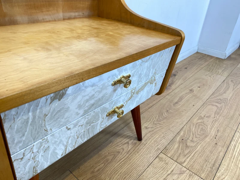 WMK I 1/2 Formschöner heller Mid-Century Nachttisch mit Schubladen und Messinggriffen