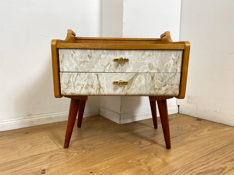 WMK I 1/2 Formschöner heller Mid-Century Nachttisch mit Schubladen und Messinggriffen