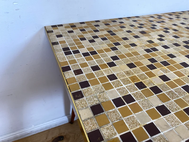 WMK I Besonders schöner hoher Mid-Century Couchtisch mit Mosaik Fliesen und konischen Füßen