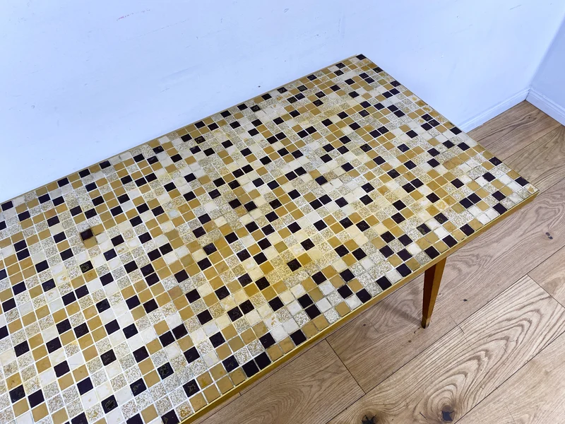 WMK I Besonders schöner hoher Mid-Century Couchtisch mit Mosaik Fliesen und konischen Füßen