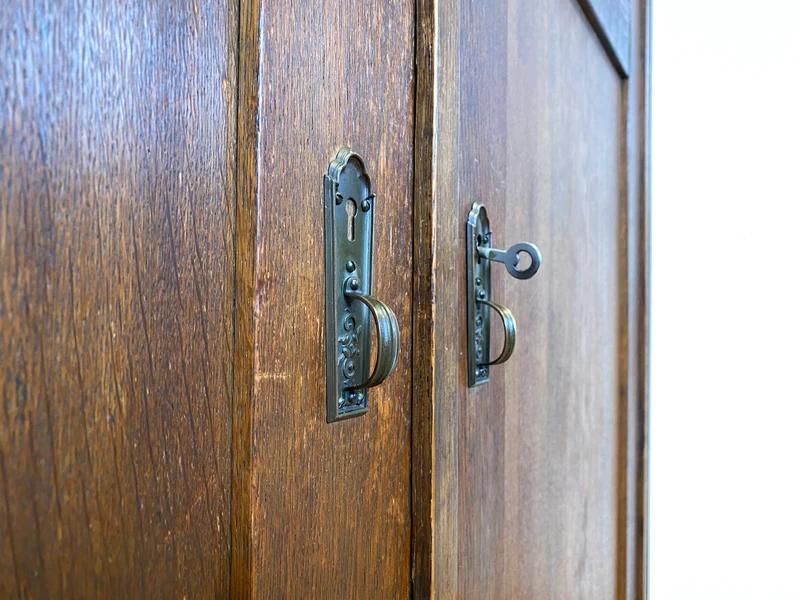 WMK I Eleganter antiker Kleiderschrank aus vollem Holz mit Kleiderstange und Schubladen