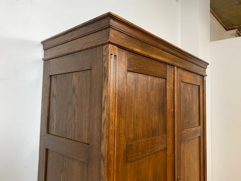 WMK I Eleganter antiker Kleiderschrank aus vollem Holz mit Kleiderstange und Schubladen