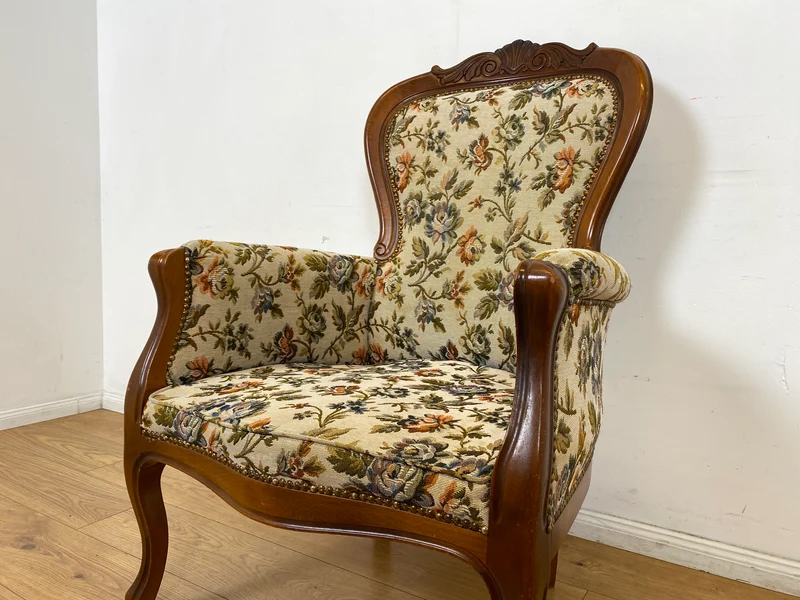 WMK I Wunderschöner und sehr gut erhaltener Vintage Sessel mit floralem Originalbezug & handverziertem Holzrahmen