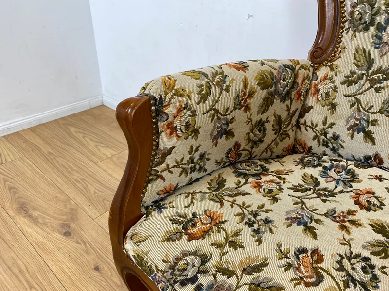 WMK I Wunderschöner und sehr gut erhaltener Vintage Sessel mit floralem Originalbezug & handverziertem Holzrahmen