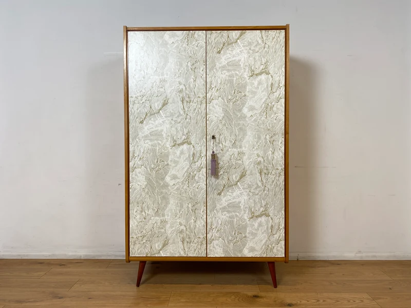 WMK I Stilvoller und sehr gut erhaltener heller Mid-Century Kleiderschrank mit späterer Folierung