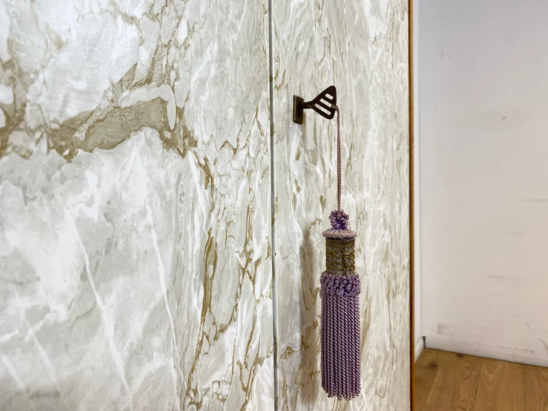 WMK I Stilvoller und sehr gut erhaltener heller Mid-Century Kleiderschrank mit späterer Folierung