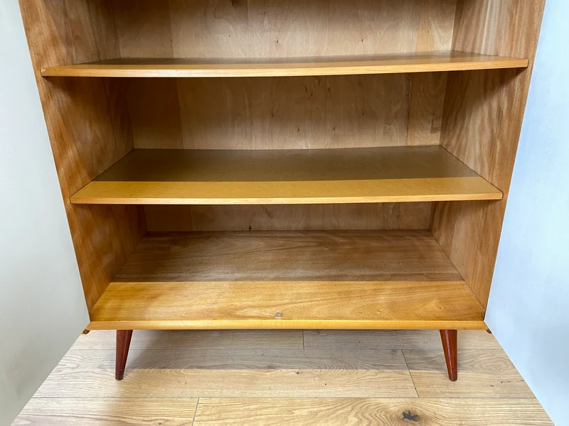WMK I Stilvoller und sehr gut erhaltener heller Mid-Century Kleiderschrank mit späterer Folierung