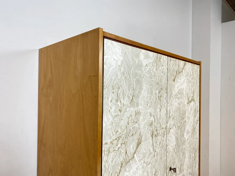 WMK I Stilvoller und sehr gut erhaltener heller Mid-Century Kleiderschrank mit späterer Folierung