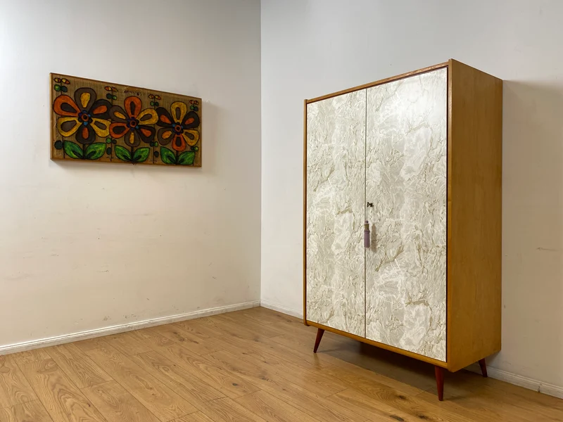 WMK I Stilvoller und sehr gut erhaltener heller Mid-Century Kleiderschrank mit späterer Folierung