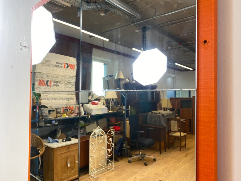 WMK I Freundlicher großer 70er Jahre Space Age Wandspiegel mit orangem Rahmen