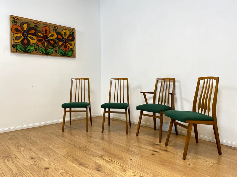 WMK I Set aus 4 sehr schönen Mid-Century Esszimmerstühlen mit Sprossen & grünem Originalbezug, bau ähnlich mit Casala