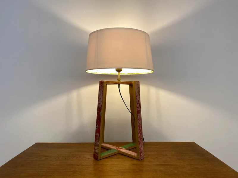 Boatwood by WMK # 1/3 Einzigartige Tischlampe mit Lampenfuß aus altem Bootsholz und weißem Lampenschirm, ein handgefertigtes Unikat in Originalfarben