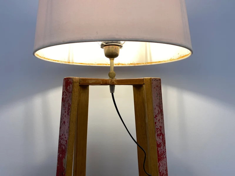 Boatwood by WMK # 1/3 Einzigartige Tischlampe mit Lampenfuß aus altem Bootsholz und weißem Lampenschirm, ein handgefertigtes Unikat in Originalfarben