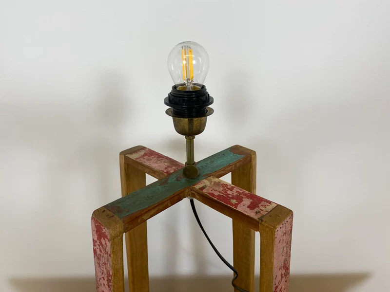 Boatwood by WMK # 1/3 Einzigartige Tischlampe mit Lampenfuß aus altem Bootsholz und weißem Lampenschirm, ein handgefertigtes Unikat in Originalfarben