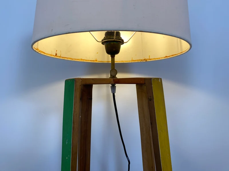 Boatwood by WMK # 1/3 Einzigartige Tischlampe mit Lampenfuß aus altem Bootsholz und weißem Lampenschirm, ein handgefertigtes Unikat in Originalfarben