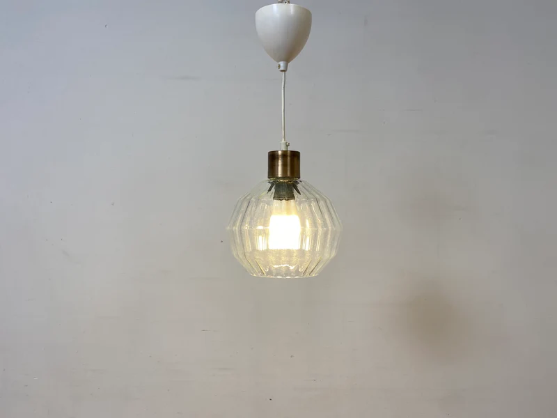 Elegante Mid-Century Hängelampe mit fein facettiertem Glas