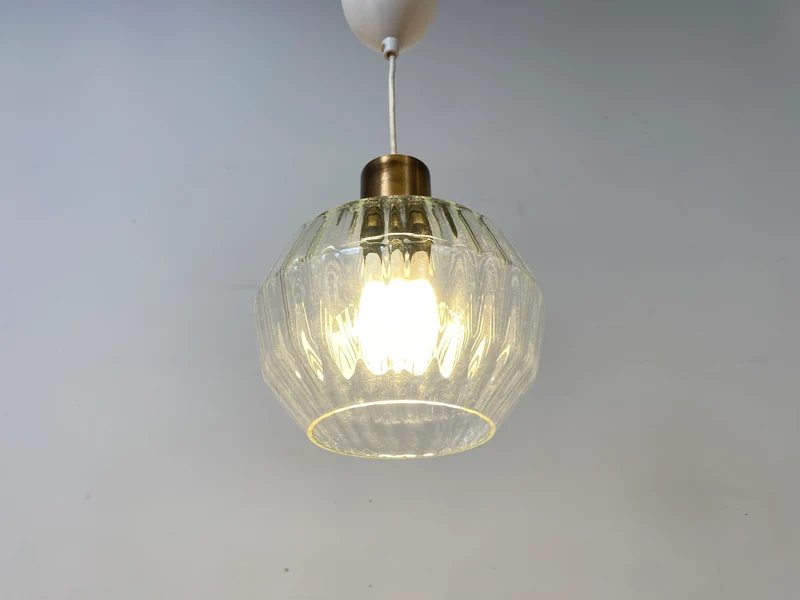 Elegante Mid-Century Hängelampe mit fein facettiertem Glas