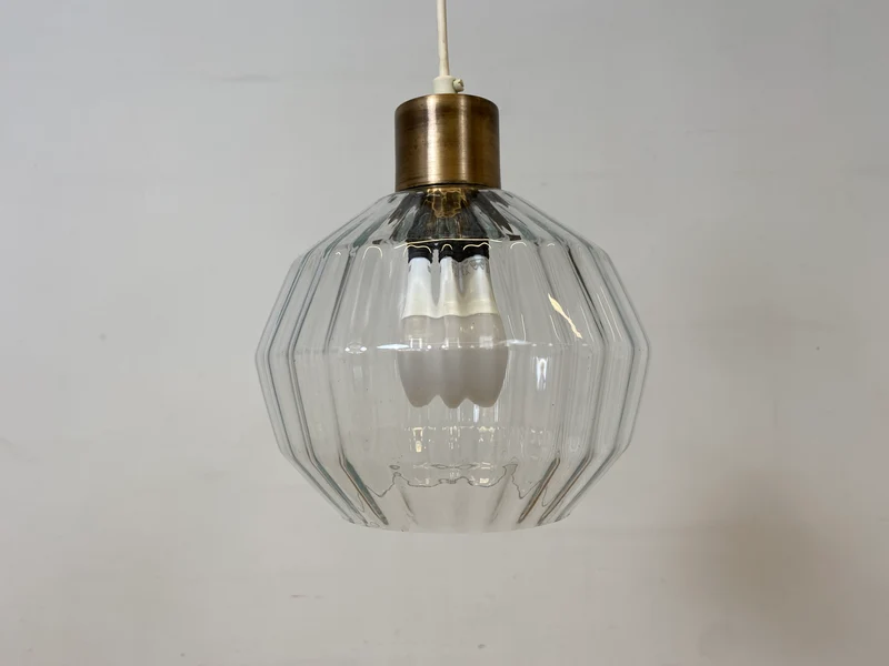 Elegante Mid-Century Hängelampe mit fein facettiertem Glas