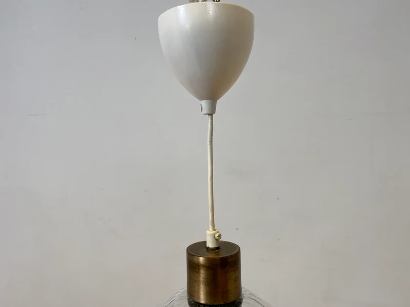 Elegante Mid-Century Hängelampe mit fein facettiertem Glas