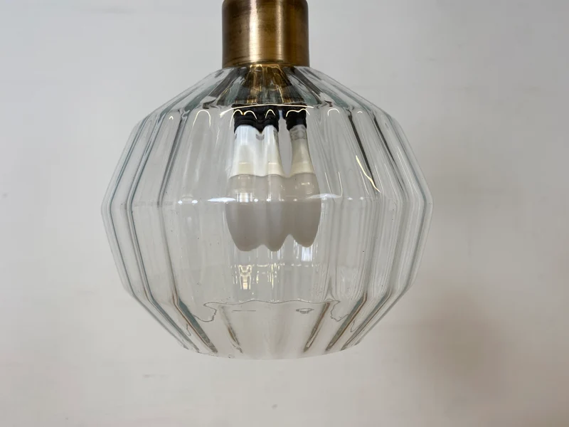 Elegante Mid-Century Hängelampe mit fein facettiertem Glas
