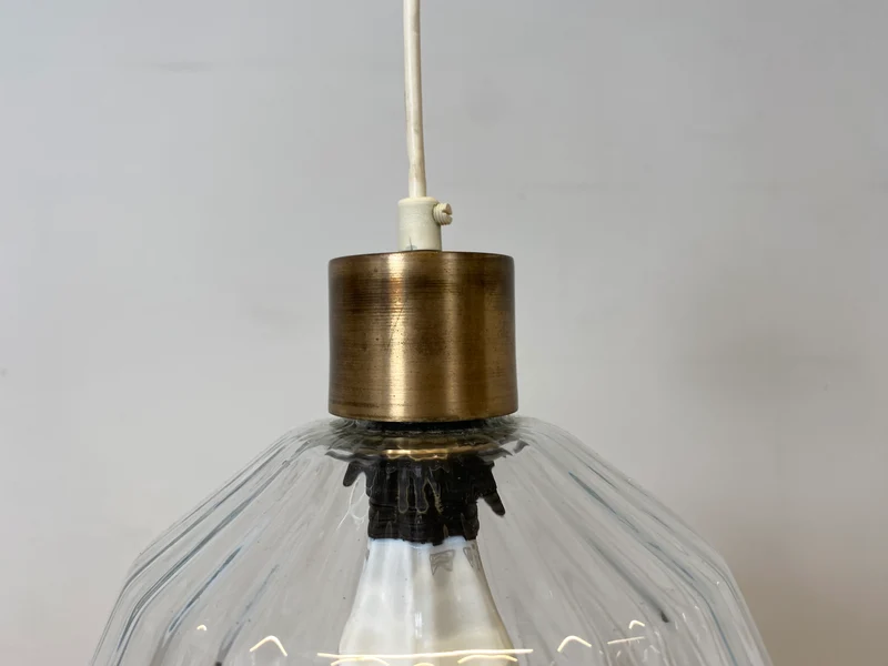 Elegante Mid-Century Hängelampe mit fein facettiertem Glas