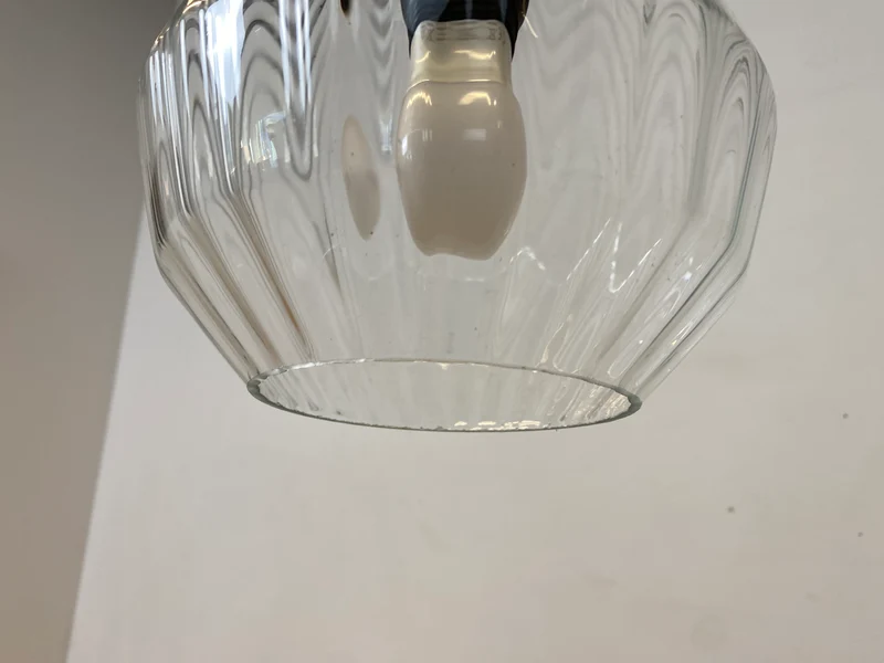 Elegante Mid-Century Hängelampe mit fein facettiertem Glas