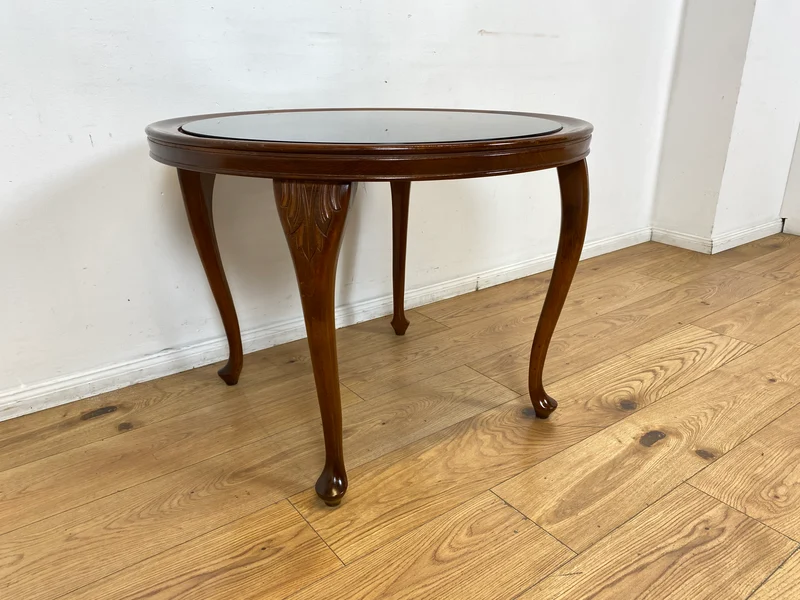 Eleganter und handverzierter runder Chippendale Couchtisch mit Wiener Sonnengeflecht