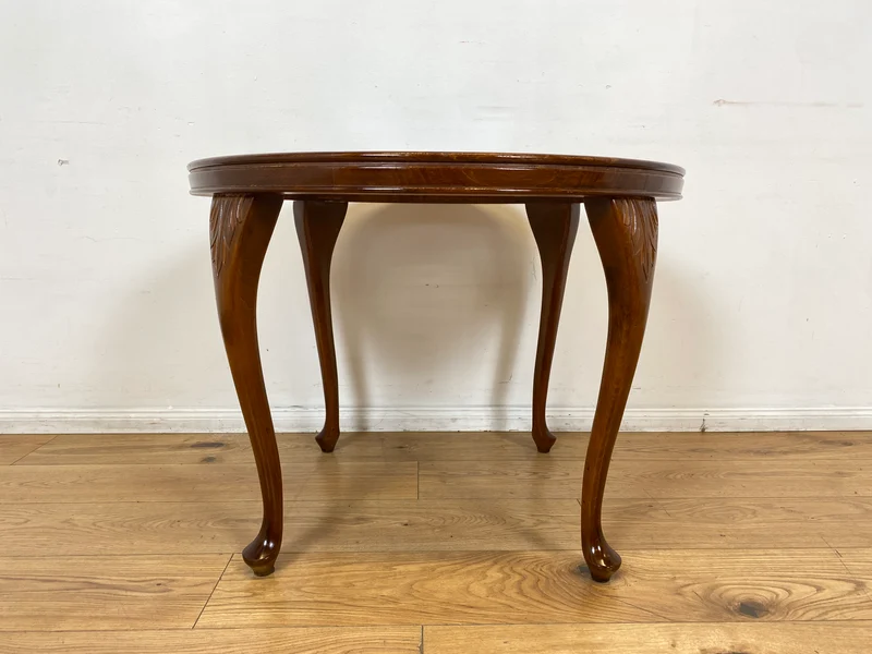 Eleganter und handverzierter runder Chippendale Couchtisch mit Wiener Sonnengeflecht