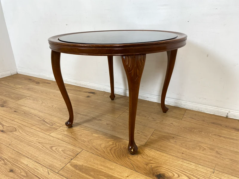 Eleganter und handverzierter runder Chippendale Couchtisch mit Wiener Sonnengeflecht