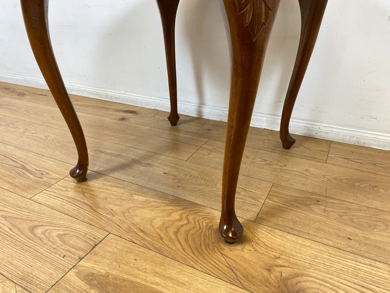 Eleganter und handverzierter runder Chippendale Couchtisch mit Wiener Sonnengeflecht