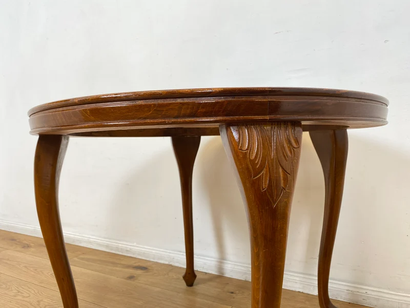 Eleganter und handverzierter runder Chippendale Couchtisch mit Wiener Sonnengeflecht