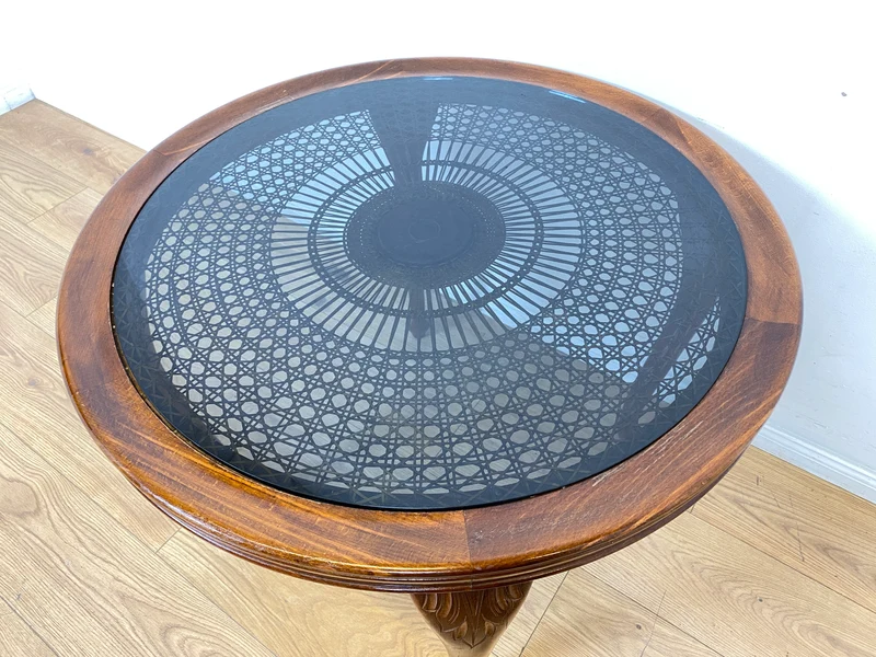 Eleganter und handverzierter runder Chippendale Couchtisch mit Wiener Sonnengeflecht