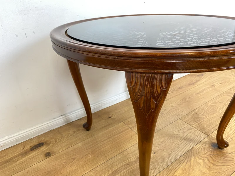 Eleganter und handverzierter runder Chippendale Couchtisch mit Wiener Sonnengeflecht