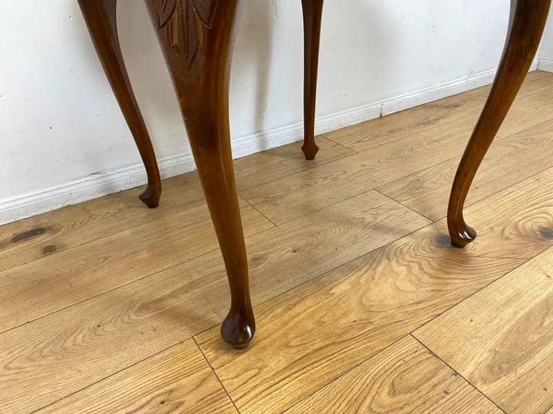 Eleganter und handverzierter runder Chippendale Couchtisch mit Wiener Sonnengeflecht