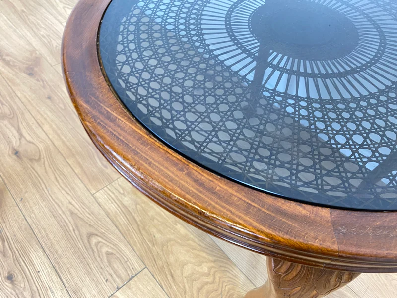 Eleganter und handverzierter runder Chippendale Couchtisch mit Wiener Sonnengeflecht