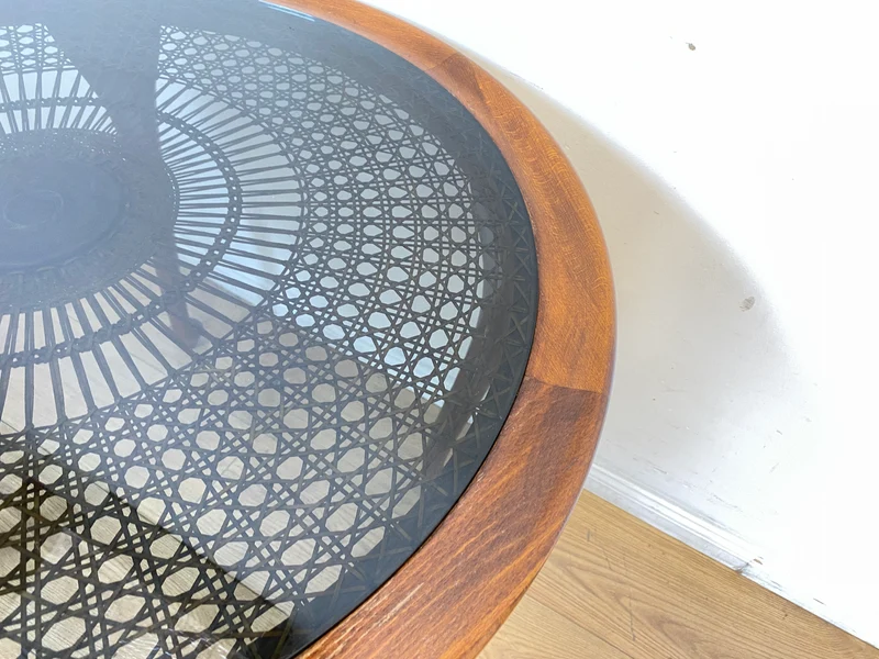Eleganter und handverzierter runder Chippendale Couchtisch mit Wiener Sonnengeflecht