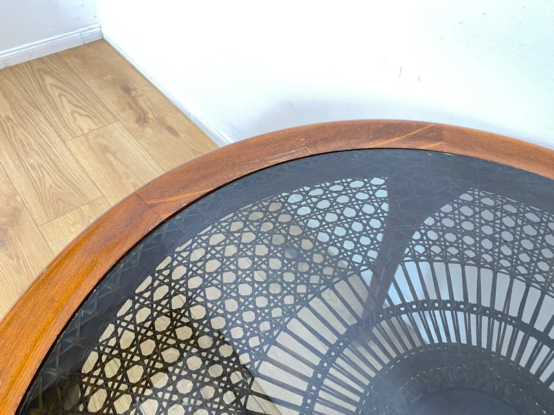 Eleganter und handverzierter runder Chippendale Couchtisch mit Wiener Sonnengeflecht