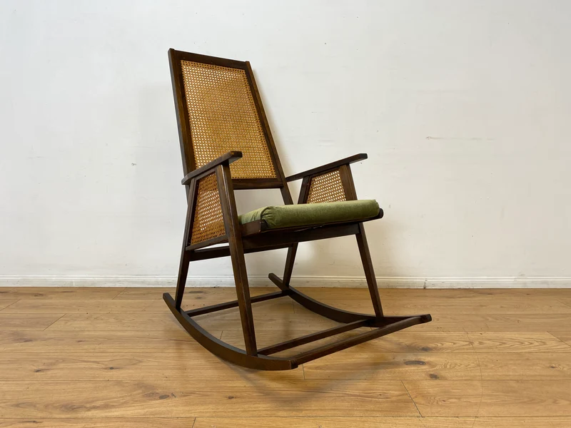 WMK I Stilvoller und sehr gut erhaltener Mid-Century Schaukelstuhl mit Wiener Geflecht mit grünem Polster