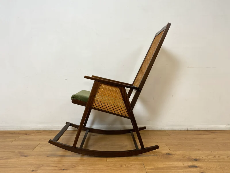 WMK I Stilvoller und sehr gut erhaltener Mid-Century Schaukelstuhl mit Wiener Geflecht mit grünem Polster