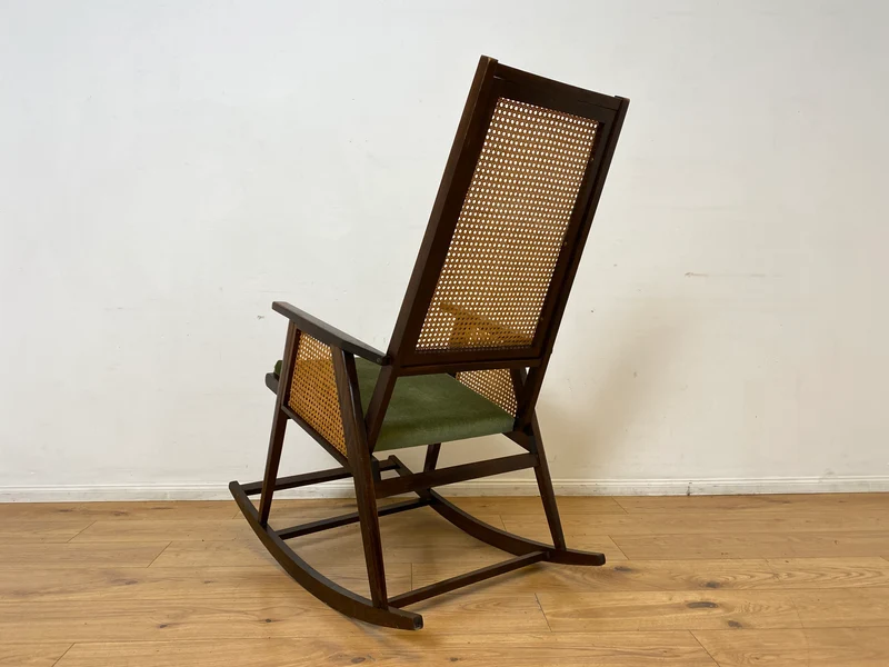 WMK I Stilvoller und sehr gut erhaltener Mid-Century Schaukelstuhl mit Wiener Geflecht mit grünem Polster