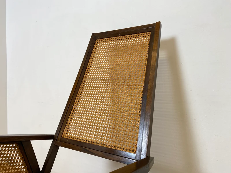 WMK I Stilvoller und sehr gut erhaltener Mid-Century Schaukelstuhl mit Wiener Geflecht mit grünem Polster