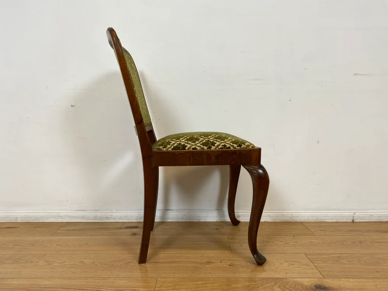 WMK I Sehr eleganter handverzierter 30er Jahre Chippendale Esszimmerstuhl mit hochwertigem Brokat Bezug