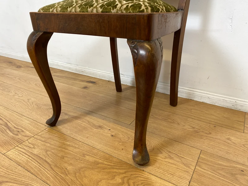 WMK I Sehr eleganter handverzierter 30er Jahre Chippendale Esszimmerstuhl mit hochwertigem Brokat Bezug