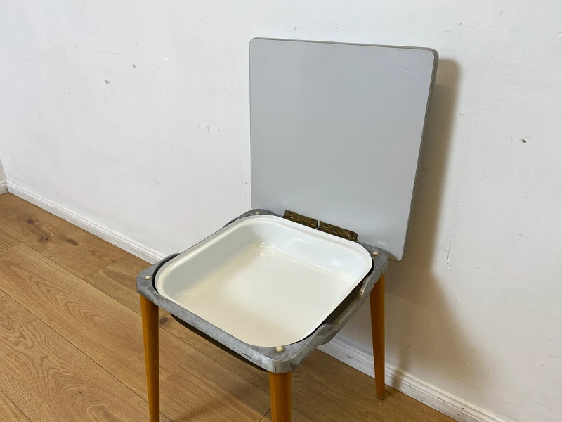 WMK I Praktischer Mid-Century Waschhocker mit klappbarem Sitz & herausnehmbarer Emaille Schüssel