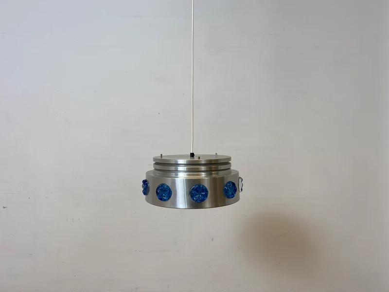 WMK I Rare skandinavische Space Age Hängelampe aus Aluminium mit blauen Glasrosetten