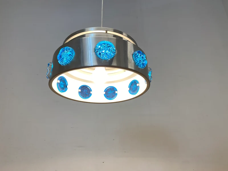 WMK I Rare skandinavische Space Age Hängelampe aus Aluminium mit blauen Glasrosetten