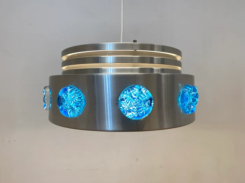 WMK I Rare skandinavische Space Age Hängelampe aus Aluminium mit blauen Glasrosetten