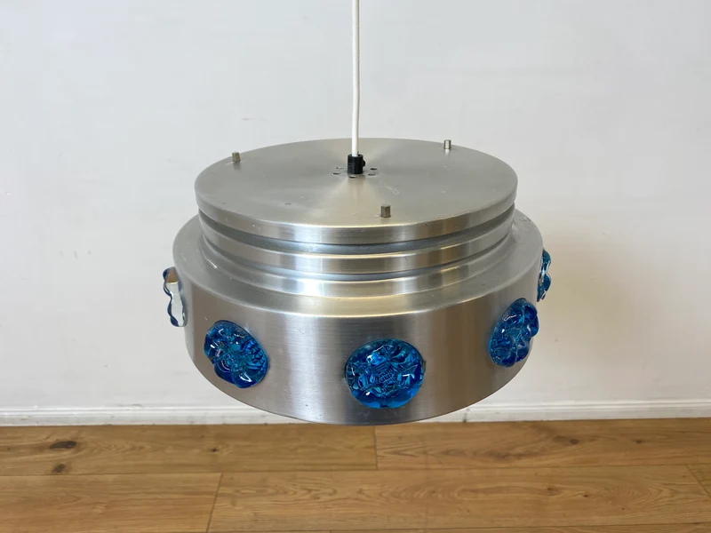 WMK I Rare skandinavische Space Age Hängelampe aus Aluminium mit blauen Glasrosetten