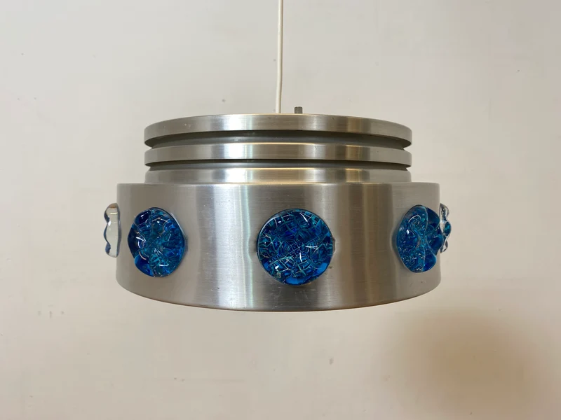 WMK I Rare skandinavische Space Age Hängelampe aus Aluminium mit blauen Glasrosetten